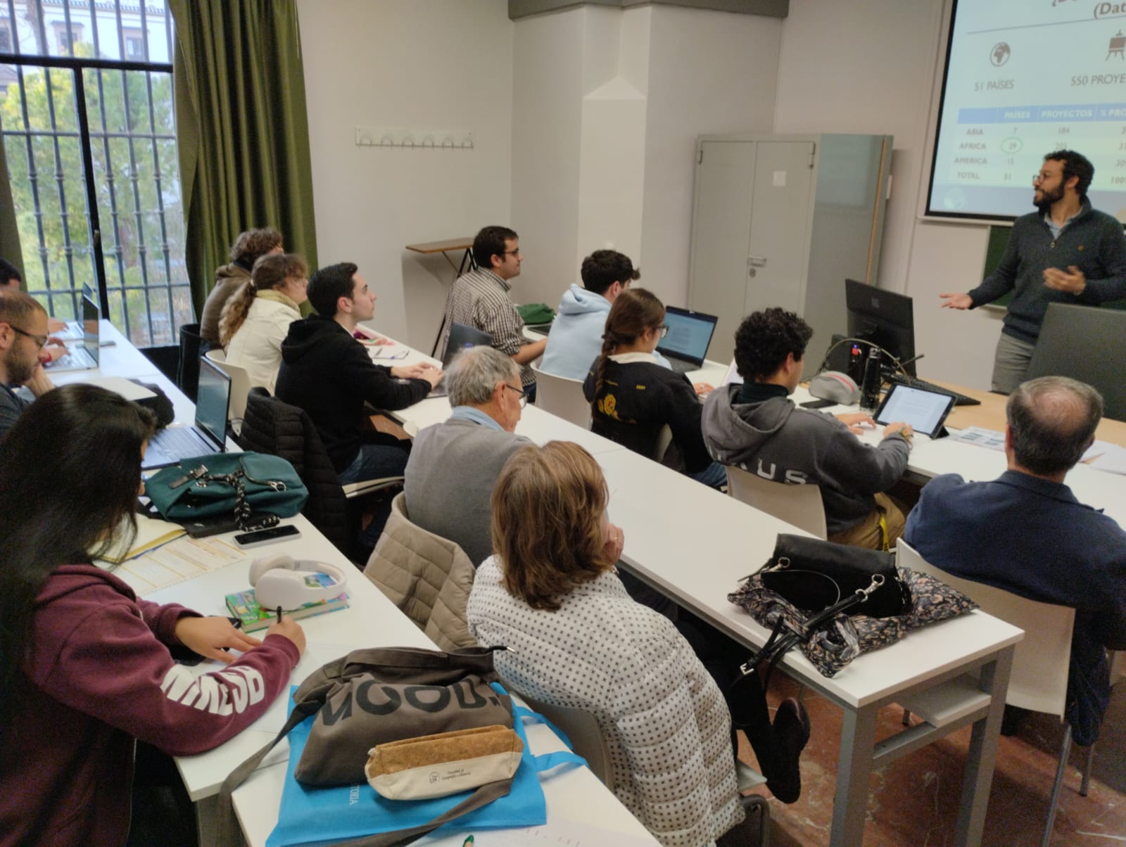 Lleno absoluto en la Conferencia de Manos Unidas